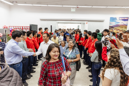 Tienda. Un grupo de clientes son bienvenidos en la inauguración de la nueva tienda de Tía.