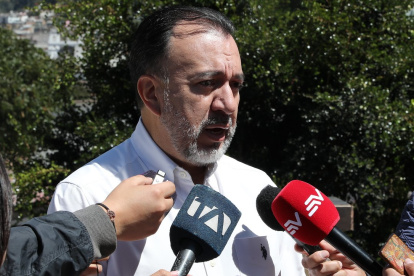 Pabel Muñoz defendió la compra de vehículos nuevos para él y los concejales. Habló de un informe de riesgos sobre su seguridad.