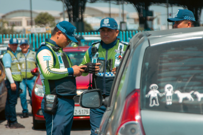 Los agentes recibieron las citaciones.