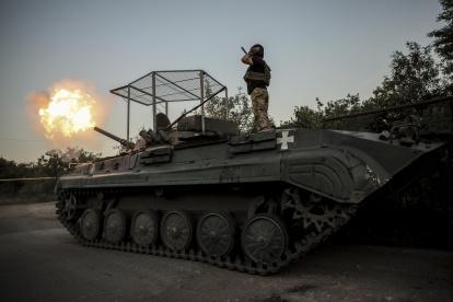 Militares de las Fuerzas Armadas de Ucrania, disparan desde un vehículo de combate hacia posiciones rusas cerca de la ciudad de Chasiv Yar, en Donetsk.