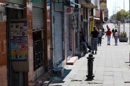 Comercio. Tras el ataque armado varios locales comerciales no abrieron sus puertas, los vecinos comentaban el hecho con temor y otros prefirieron no dar detalles.