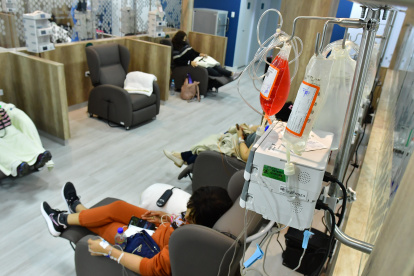 Servicio. Un grupo de pacientes recibiendo una sesión de quimioterapia en el hospital de Solca, de Guayaquil.