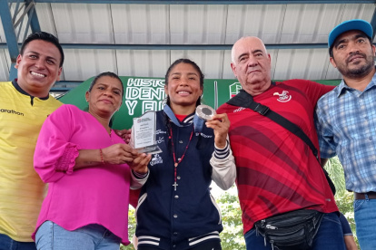 Lucía (c) acompañada de su madre, María Guzmán, su entrenador, el cubano Jorge Guzmán, y autoridades.
