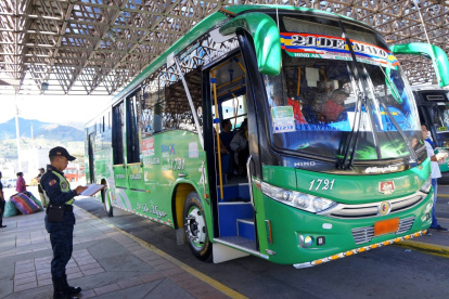 Controles. La CTE revisa las condiciones de los vehículos.