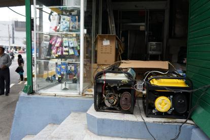 Las empresas han debido recurrir a su propia generación de energía.