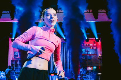 Fotografía del 15 de agosto de 2024 de la cantante puertorriqueña Young Miko durante un concierto en el Teatro Peacock en Los Ángeles (Estados Unidos).