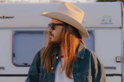 Carlos Sadness tiene 40 años.