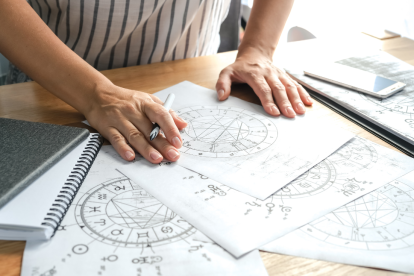 Con el Sol y Júpiter en una configuración armónica, es un día favorable para trabajar en proyectos conjuntos y tomar decisiones importantes en pareja.