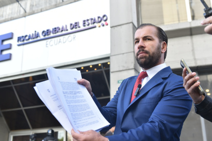 Miembros de la Izquierda Democrática (ID) acudieron a la Fiscalía General del Estado el 20 de agosto de 2024