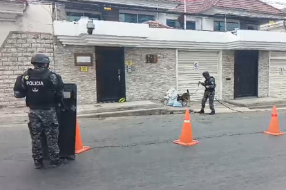 Agentes de la Policía Nacional durante el procedimiento en Los Ceibos.