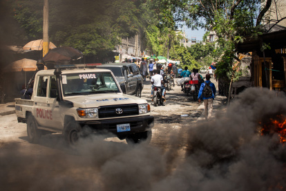Integrantes de la policía haitiana patrullan durante una protesta este 19 de agosto de 2024, en el barrio Solino en Puerto Principe (Haití).