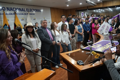 A los asambleístas que optan por la reelección les corresponde pedir licencia, más no renunciar.