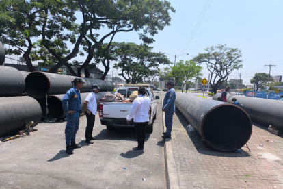 En los tubos metálicos, personal municipal halló colchonetas, ropa, plástico, sábanas.