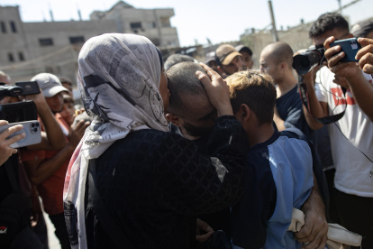 Gaza. Uno de los palestinos liberados por Israel se reúne con su familia.