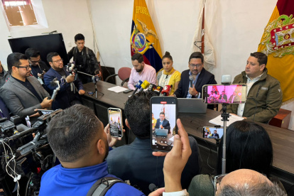 Rueda de prensa de asambleístas de Azuay sobre informe de investigación al Sindicato del IESS.