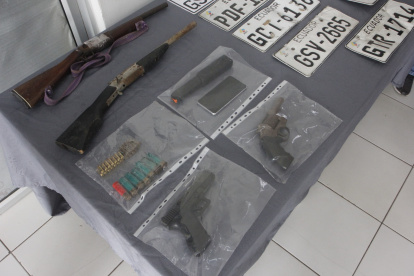 Armas y placas de vehículos fueron decomisadas.