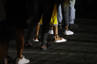 Migrantes esposados esperan en una fila luego de ser deportados de los Estados Unidos este martes, en el aeropuerto Marcos A. Gelabert en Ciudad de Panamá (Panamá).