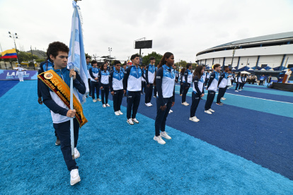 Klaython Fiallos cobijó con la bandera albiceleste a sus compañeros durante el abanderamiento.