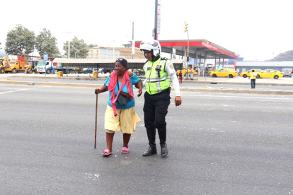 Las labores de los agentes de tránsito incluyen la promoción de la educación vial y asistencia a los peatones.
