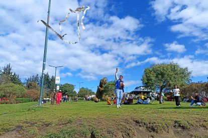 Hecho. Durante el día, las familias se volcaron a los parques a pasar el día. En la noche, se encerraban en casa.