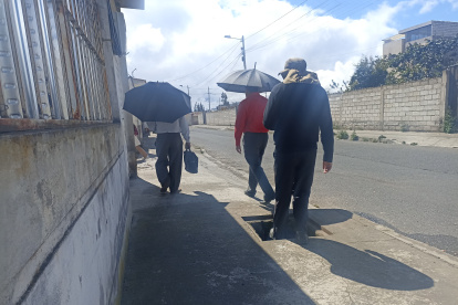 Problemática. Los robos de las tapas de alcantarillas son un peligro latente tanto para los peatones y ciclistas en diferentes sectores de Ambato.