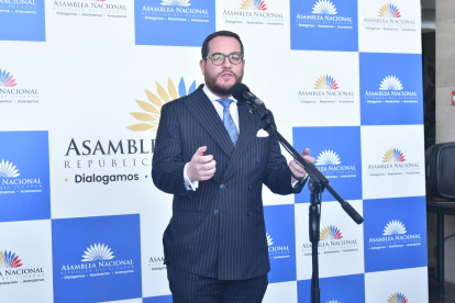 El secretario general de la Asamblea Nacional, Alejandro Muñoz, explicó en una rueda de prensa el procedimiento a seguir respecto a los legisladores actuales que optaron por una precandidatura para las elecciones 2025.

Muñoz señaló que, ante la ausencia temporal o definitiva del presidente de la Asamblea Nacional, será la primera vicepresidenta, es decir, Viviana Veloz, quien deberá asumir la titularidad de la Función Legislativa. Pero si Veloz se postula para la reelección, se deberá elegir su reemplazo en el Consejo de Administración Legislativa (CAL).

Ante la ausencia de cualquiera de las otras autoridades que integran el Consejo de Administración Legislativa, como el primer y segundo vicepresidente, primer y segundo vocal, será el Pleno de la Asamblea el que los elija, refirió Muñoz.

"Es decir, la primera vicepresidencia tendría que ser electa por el Pleno", precisó.

¿Licencia o renuncia?

El presidente Henry Kronfle debe presentar su renuncia antes de inscribir su candidatura presidencial porque está postulando a un cargo diferente, mientras que Veloz debe solicitar una licencia porque opta por la reelección.

¿Cuántos asambleístas pedirán licencia?

Hay 82 legisladores que optarían por solicitar la licencia ya que buscan la reelección, según confirmó Muñoz.

Cada ciudadano tiene el derecho de acceder a una candidatura o a una reelección según la ley, añadió.

"Podrían renunciar los 137 (asambleístas) y quedar los 137 alternos. La ley no hace distinción sobre eso", indicó.

La licencia de Veloz iniciará el 5 de enero de 2025, cuando empieza la campaña electoral.