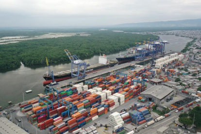 Comercio. Una visión panorámica de los contenedores y barcos en el Puerto Marítimo de Guayaquil.