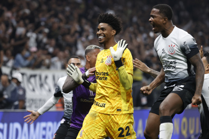 El arquero Hugo Souza fue la figura de Corinthians en la tanda de penaltis ante Bragantino.