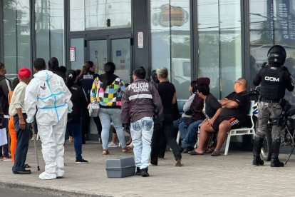 Efectivos policiales llegaron hasta el centro de salud donde se cometió el crimen