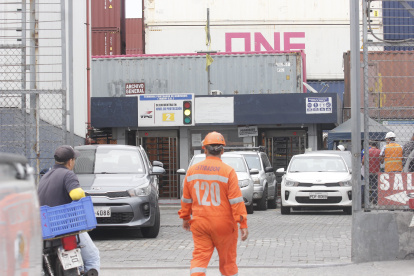 Encuentran artefactos explosivos en la Terminal Portuaria al sur de Guayaquil esta madrugada junto a unos panfletos.