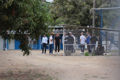 El DT de Ecuador acompaño al presidente de Emelec, José Pileggi, a un entrenamiento del club.