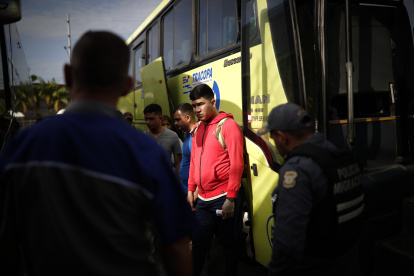 Un grupo de migrantes que esperan su traslado en autobús rumbo a Nicaragua, desde un paso fronterizo en Panamá.