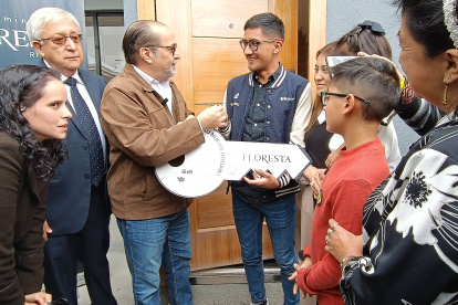 Humberto Plaza, ministro de Vivienda, fue el encargado de entregarle las llaves de su nueva casa a Pintado que llegó a recibirla acompañado de su mamá, esposa e hijos.