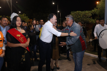 En el parque San Francisco, en Tanda, el alcalde Pabel Muñoz fue recibido por la reina Melanie Cuspa. Llegó con cuatro concejales y Xavier Lasso, candidato a asambleísta por la RC, a quien saludó como vecino de la zona.