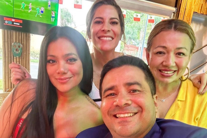 Betty Mata con Dora West, Gaby Díaz y Henry Bustamante.