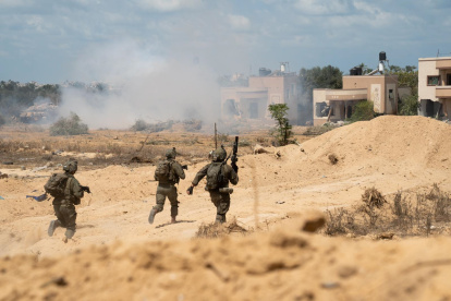 Tropas terrestres del Ejército de Israel recorren una zona en el sur de la Franja de Gaza.