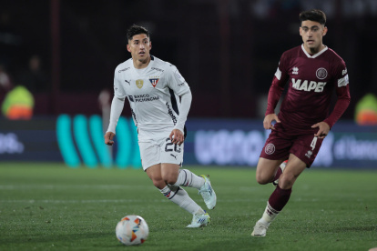 22/08/2024 02:18 (UTC)
Crédito:
EFE
Fuente:
EFE
Autor:
LUCIANO GONZÁLEZ
Temática:
Deporte » Fútbol
Gonzalo Pérez (d) de Lanús disputa el balón con Fernando Cornejo de Liga de Quito en los octavos de la Copa Sudamericana en Lanús.