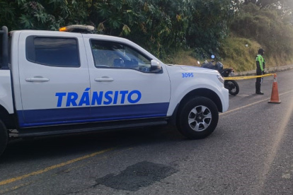 Imagen referencial. Los agentes de tránsito bloquearon un carril de la avenida Simón Bolívar, para atender la emergencia.