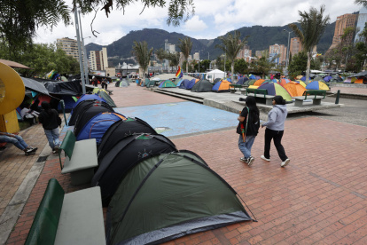 Varias de las carpas instaladas por lo indígenas este miércoles en un campamento en el Parque del Renacimiento, en Bogotá (Colombia).
