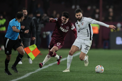 Gian Franco Allala de LDU en un partido de los octavos de final de la Copa Sudamericana entre Lanús y LDU Quito.