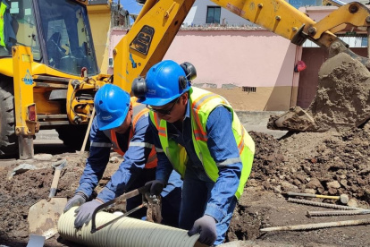 Imagen referencial. Trabajadores y maquinaria de la Epmaps laboraron hasta la madrugada para reparar la tubería y reanudar el servicio.