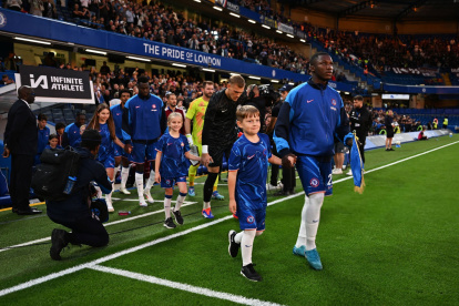 Moisés Caicedo (d) llevó la cinta de capitán en el partido de Chelsea ante Servette
