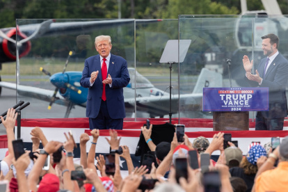 El candidato presidencial del Partido Republicano, el expresidente Donald J. Trump (c), recibe el aplauso del candidato a vicepresidente, el senador JD Vance (d), en Asheboro, Carolina del Norte.
