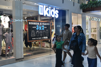 Promociones. En centros comerciales hay ofertas de ropa y otros productos para los chicos.