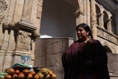 La directora del Museo de Etnografía y Folclore, Elvira Espejo, asiste a la feria "Bosques guardianes del agua".