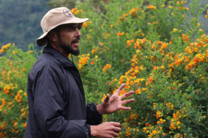 El guía y biólogo Luis David habla durante un recorrido en el Nido del Cóndor, en Villamaría, departamento de Caldas.