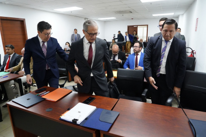 Audiencia. Fernando Muñoz estuvo acompañado por sus abogados Rafael Oyarte e Ismael Quintana.