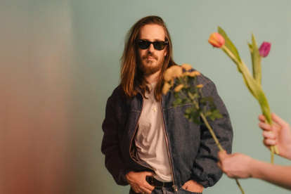 Carlos Sadness tiene 40 años.