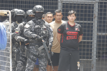 Los siete sospechosos,  entre ellos los tres servidores policiales fueron presentados en los patios del Cuartel Modelo.