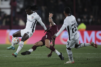 El zaguero Ricardo Adé (i) resaltó que errores les pasaron factura en la eliminación ante Lanús.